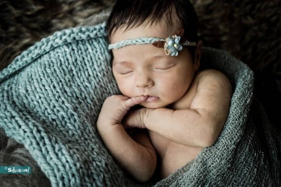 Pasgeboren baby tijdens een newborn fotoshoot door Silvisual Fotografie in Waalwijk, vastgelegd in een warme en rustige sfeer