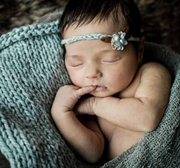 Pasgeboren baby tijdens een newborn fotoshoot door Silvisual Fotografie in Waalwijk, vastgelegd in een warme en rustige sfeer