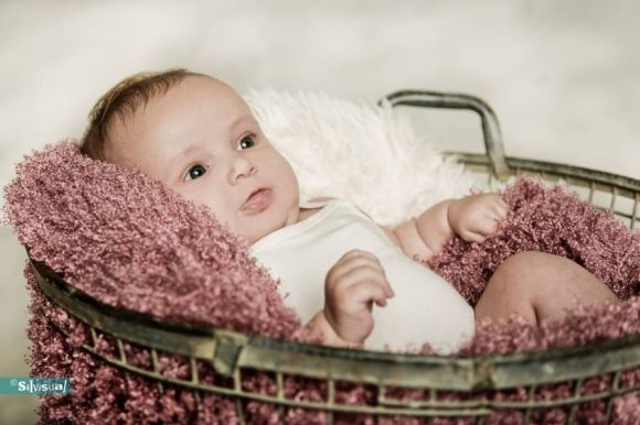 Close-up van newborn baby met papa en mama tijdens fotosessie bij Silvisual Waalwijk